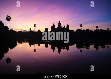 Angkor Wat Tempel Silhouette in dramatischer Sonnenaufgang im Wasser widerspiegelt Stockfoto