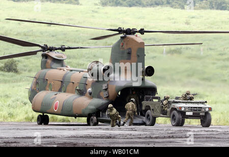 Gotemba, Japan. 22 Aug, 2019. Boden Japans Selbstverteidigungsstreitkräfte Fahrzeug kommt aus CH-47-Hubschrauber während einer jährlichen militärische Übung im Higashi Fuji Schießplatz in Gotemba am Fuße des Mt. Fuji in Shizuoka ptefecture am Donnerstag, 22. August 2019. Die jährlichen Bohren umfasst rund 2.400 personnels und 80 Panzer und gepanzerte Fahrzeuge. Credit: Yoshio Tsunoda/LBA/Alamy leben Nachrichten Stockfoto