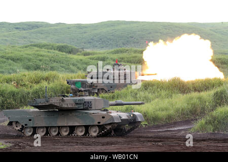 Gotemba, Japan. 22 Aug, 2019. Boden Japans Selbstverteidigungsstreitkräfte tanks Brand während einer jährlichen militärische Übung im Higashi Fuji Schießplatz in Gotemba am Fuße des Mt. Fuji in Shizuoka ptefecture am Donnerstag, 22. August 2019. Die jährlichen Bohren umfasst rund 2.400 personnels und 80 Panzer und gepanzerte Fahrzeuge. Credit: Yoshio Tsunoda/LBA/Alamy leben Nachrichten Stockfoto