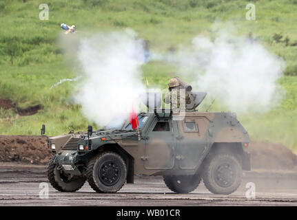 Gotemba, Japan. 22 Aug, 2019. Boden Japans Selbstverteidigungsstreitkräfte Soldat feuert eine Anti Tank Rakete während einer jährlichen militärische Übung im Higashi Fuji Schießplatz in Gotemba am Fuße des Mt. Fuji in Shizuoka ptefecture am Donnerstag, 22. August 2019. Die jährlichen Bohren umfasst rund 2.400 personnels und 80 Panzer und gepanzerte Fahrzeuge. Credit: Yoshio Tsunoda/LBA/Alamy leben Nachrichten Stockfoto