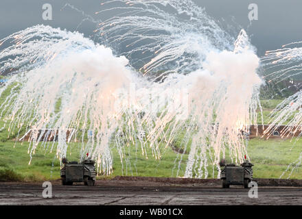Gotemba, Japan. 22 Aug, 2019. Boden Japans Selbstverteidigungsstreitkräfte Panzer können unter einem Dach der Barrage während einer jährlichen militärische Übung im Higashi Fuji Schießplatz in Gotemba am Fuße des Mt. Fuji in Shizuoka ptefecture am Donnerstag, 22. August 2019. Die jährlichen Bohren umfasst rund 2.400 personnels und 80 Panzer und gepanzerte Fahrzeuge. Credit: Yoshio Tsunoda/LBA/Alamy leben Nachrichten Stockfoto