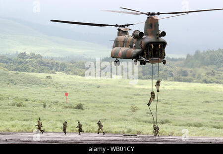 Gotemba, Japan. 22 Aug, 2019. Boden Japans Selbstverteidigungsstreitkräfte Soldaten herab von CH-47-Hubschrauber während einer jährlichen militärische Übung im Higashi Fuji Schießplatz in Gotemba am Fuße des Mt. Fuji in Shizuoka ptefecture am Donnerstag, 22. August 2019. Die jährlichen Bohren umfasst rund 2.400 personnels und 80 Panzer und gepanzerte Fahrzeuge. Credit: Yoshio Tsunoda/LBA/Alamy leben Nachrichten Stockfoto
