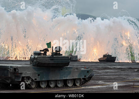 Gotemba, Japan. 22 Aug, 2019. Boden Japans Selbstverteidigungsstreitkräfte Panzer können unter einem Dach der Barrage während einer jährlichen militärische Übung im Higashi Fuji Schießplatz in Gotemba am Fuße des Mt. Fuji in Shizuoka ptefecture am Donnerstag, 22. August 2019. Die jährlichen Bohren umfasst rund 2.400 personnels und 80 Panzer und gepanzerte Fahrzeuge. Credit: Yoshio Tsunoda/LBA/Alamy leben Nachrichten Stockfoto