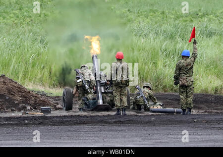 Gotemba, Japan. 22 Aug, 2019. Boden Japans Selbstverteidigungsstreitkräfte Soldaten eine haubitze während einer jährlichen militärische Übung im Higashi Fuji Schießplatz in Gotemba am Fuße des Mt. Fuji in Shizuoka ptefecture am Donnerstag, 22. August 2019. Die jährlichen Bohren umfasst rund 2.400 personnels und 80 Panzer und gepanzerte Fahrzeuge. Credit: Yoshio Tsunoda/LBA/Alamy leben Nachrichten Stockfoto