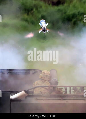 Gotemba, Japan. 22 Aug, 2019. Boden Japans Selbstverteidigungsstreitkräfte Soldat feuert eine Anti Tank Rakete während einer jährlichen militärische Übung im Higashi Fuji Schießplatz in Gotemba am Fuße des Mt. Fuji in Shizuoka ptefecture am Donnerstag, 22. August 2019. Die jährlichen Bohren umfasst rund 2.400 personnels und 80 Panzer und gepanzerte Fahrzeuge. Credit: Yoshio Tsunoda/LBA/Alamy leben Nachrichten Stockfoto
