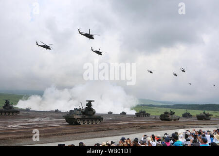 Gotemba, Japan. 22 Aug, 2019. Panzer und Hubschrauber aus der japanischen Boden Selbstverteidigungsstreitkräfte Teilnahme an einem jährlichen militärischen übung im Higashi Fuji Schießplatz in Gotemba am Fuße des Mt. Fuji in Shizuoka ptefecture am Donnerstag, 22. August 2019. Die jährlichen Bohren umfasst rund 2.400 personnels und 80 Panzer und gepanzerte Fahrzeuge. Credit: Yoshio Tsunoda/LBA/Alamy leben Nachrichten Stockfoto