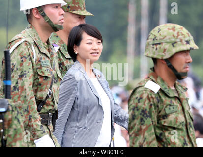 Gotemba, Japan. 22 Aug, 2019. Japanische Verteidigung Stellvertretende Ministerin Takako Suzuki, eine Tochter des japanischen Gesetzgeber Muneo Suzuki jährlichen militärischen Boden Selbstverteidigungsstreitkräfte" Übung im Higashi Fuji Schießplatz kommt in Gotemba am Fuße des Mt. Fuji in Shizuoka ptefecture am Donnerstag, 22. August 2019. Die jährlichen Bohren umfasst rund 2.400 personnels und 80 Panzer und gepanzerte Fahrzeuge. Credit: Yoshio Tsunoda/LBA/Alamy leben Nachrichten Stockfoto