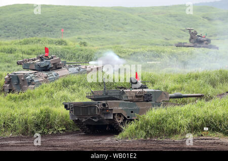 Gotemba, Japan. 22 Aug, 2019. Boden Japans Selbstverteidigungsstreitkräfte Panzer können unter einem Dach der Barrage während einer jährlichen militärische Übung im Higashi Fuji Schießplatz in Gotemba am Fuße des Mt. Fuji in Shizuoka ptefecture am Donnerstag, 22. August 2019. Die jährlichen Bohren umfasst rund 2.400 personnels und 80 Panzer und gepanzerte Fahrzeuge. Credit: Yoshio Tsunoda/LBA/Alamy leben Nachrichten Stockfoto