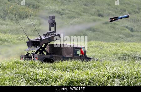 Gotemba, Japan. 22 Aug, 2019. Boden Japans Selbstverteidigungsstreitkräfte 'Anti Tank Rakete wird von einem Fahrzeug während einer jährlichen militärische Übung im Higashi Fuji Schießplatz in Gotemba am Fuße des Mt. Fuji in Shizuoka ptefecture am Donnerstag, 22. August 2019. Die jährlichen Bohren umfasst rund 2.400 personnels und 80 Panzer und gepanzerte Fahrzeuge. Credit: Yoshio Tsunoda/LBA/Alamy leben Nachrichten Stockfoto