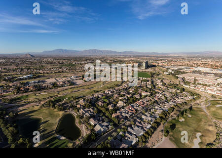 Luftaufnahme der Häuser und der Einrichtungen im Vorort Summerlin in Las Vegas, Nevada. Stockfoto