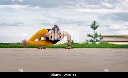 Frau Yoga und blauer Himmel. Erreicht Frieden des Verstandes. Meditation und yoga Konzept. Yoga hilft Balance zu finden. Praxis asana Outdoor. Yoga p Stockfoto