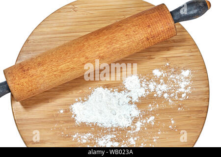 Eine hölzerne Rolling Pin auf einem Bambus Schneidebrett isoliert auf weißem Stockfoto