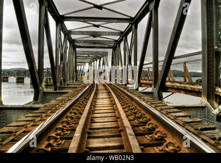 Eisenbahn alte rostige Brücke über einem See in Tauranga Neuseeland Stockfoto