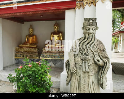 Chinesische und Buddha Statuen im Wat Pho Tempel in Bangkok. Stockfoto