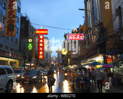 BANGKOK, THAILAND - Juni, 21, 2017: Night Shot der Yaowarat Road in Bangkoks Chinatown Stockfoto