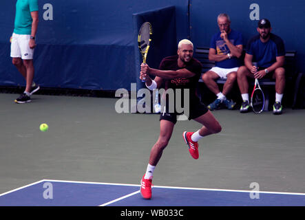 Flushing Meadows, New York, Vereinigte Staaten - 21 August 2019. Frankreich Jo Wilfried Tsonga, sporting Neu blondes Haar üben an der National Tennis Center in Flushing Meadows, New York in Vorbereitung auf die US Open, die am kommenden Montag beginnt. Quelle: Adam Stoltman/Alamy leben Nachrichten Stockfoto