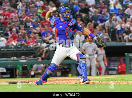 August 21, 2019: Texas Rangers catcher Jeff Mathis #2 während einer Major League Baseball Spiel zwischen den Los Angeles Engel und der Texas Rangers bei Globe Life Park in Arlington, Texas besiegte Los Angeles 8-7 Albert Pena/CSM Stockfoto