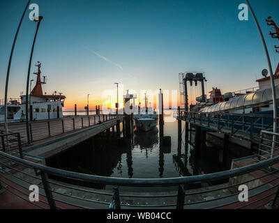 Langeoog Hafen mit den Booten im Sunrise geparkt Stockfoto