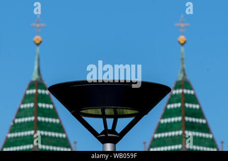 Freiburg, Deutschland. 22 Aug, 2019. Eine Straßenlaterne steht vor der beiden Türme der Herz Jesu Kirche. Quelle: Patrick Seeger/dpa/Alamy leben Nachrichten Stockfoto