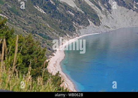 Die Bucht in der Nähe von Cadiz in der Provinz Ancona in Italien von oben um Monte Conero gesehen an einem schönen Frühlingstag mit einem ruhigen Adria Stockfoto