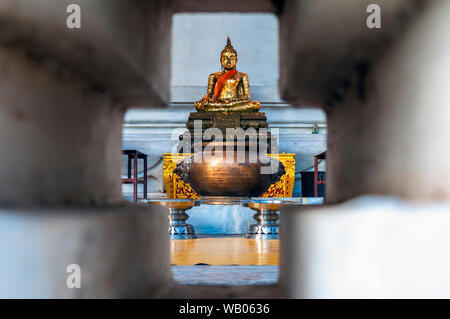 Perspektive eines Buddha Statue in der Meditation Position und mit Gold bedeckt, Ayutthaya, Thailand. Stockfoto