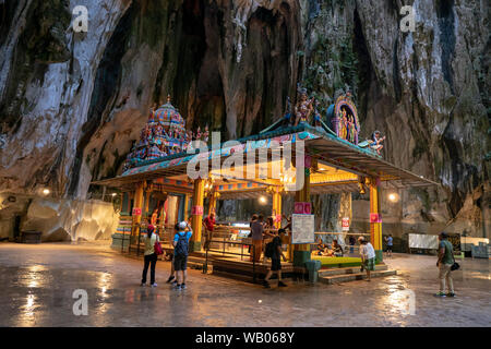 Batu Höhlen Selangor/Malaysia - 1. Mai 2019: Hindu Tempel und Innenraum in der Höhle des Batu Höhlen. Stockfoto
