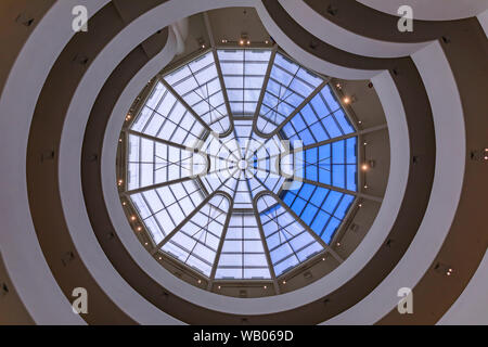 In einer der eindrucksvollsten berühmte modernistische Meisterwerke von Frank Lloyd Wright, das Guggenheim Museum, Wendeltreppe mit Glas dach Stockfoto