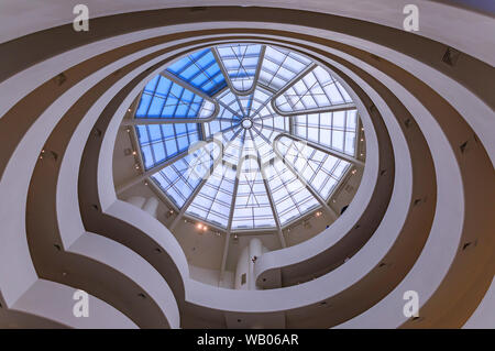 Im Inneren eines der beeindruckendsten Meisterwerke der Moderne von Frank Lloyd Wright, dem Guggenheim Museum, befindet sich eine Wendeltreppe mit Glasdach Stockfoto