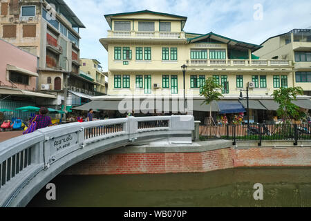 Ein traditionelles Haus in der Thai-Chinese Saphan Han, eine Brücke über Klong (Kanal) Ong Ang, Pahurat/Chinatown, einem kommerziellen Bereich in Bangkok, Thailand Stockfoto