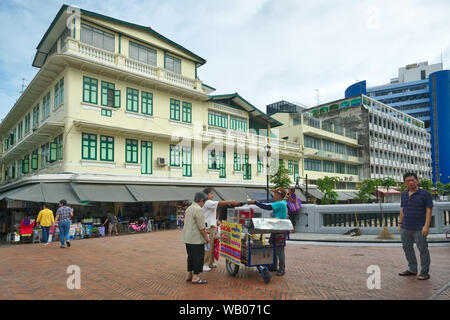 Ein traditionelles Haus in der Thai-Chinese Saphan Han, eine Brücke über Klong (Kanal) Ong Ang, Pahurat/Chinatown, einem kommerziellen Bereich in Bangkok, Thailand Stockfoto