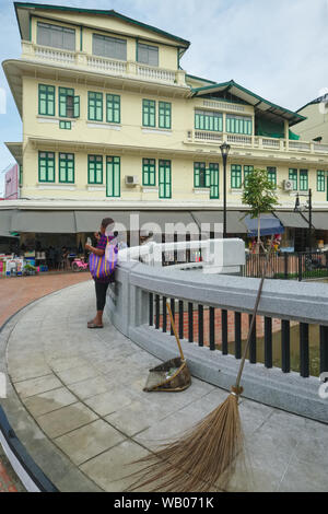 Ein traditionelles Haus in der Thai-Chinese Saphan Han, eine Brücke über Klong (Kanal) Ong Ang, Pahurat/Chinatown, einem kommerziellen Bereich in Bangkok, Thailand Stockfoto