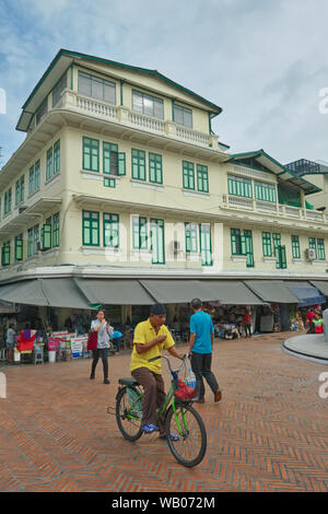 Ein traditionelles Haus in der Thai-Chinese Saphan Han, eine Brücke über Klong (Kanal) Ong Ang, Pahurat/Chinatown, einem kommerziellen Bereich in Bangkok, Thailand Stockfoto