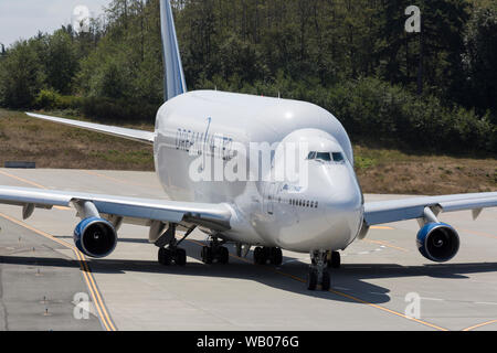 Eine Dreamlifter Taxis in die Position für den Start an der Dreamlifter Operations Center bei Paine Field in Everett, Washington am 22. August 2019. Die wide-body Cargo Aircraft ist eine modifizierte Boeing 747-400 zum Transport Komponenten der Boeing 787 Dreamliner. Stockfoto