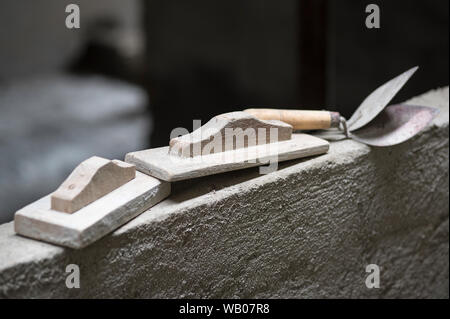 Kelle - Villa Werkzeug zu Gips Ziegel mit Zement verwendet, aus Holz und Eisen. Stockfoto