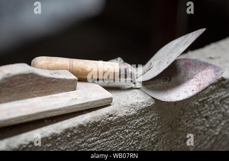 Kelle - Villa Werkzeug zu Gips Ziegel mit Zement verwendet, aus Holz und Eisen. Stockfoto