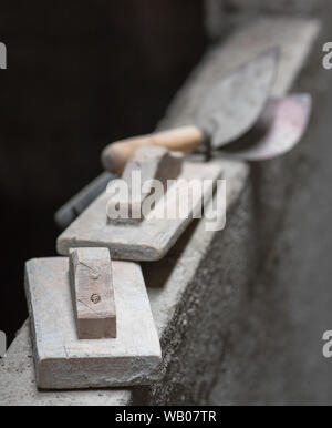 Kelle - Villa Werkzeug zu Gips Ziegel mit Zement verwendet, aus Holz und Eisen. Stockfoto