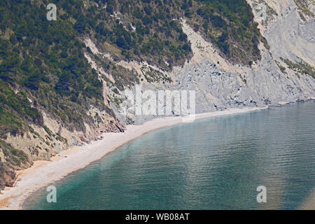 Die Bucht in der Nähe von Cadiz in der Provinz Ancona in Italien von oben um Monte Conero gesehen an einem schönen Frühlingstag mit einem ruhigen Adria Stockfoto