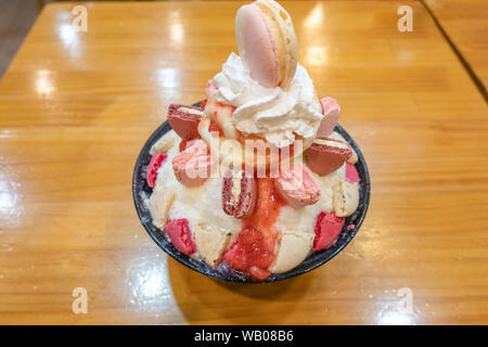 Bingsu oder Bingsoo, Koreanisch rasiert Eis Dessert mit Macaron und Schlagsahne Stockfoto