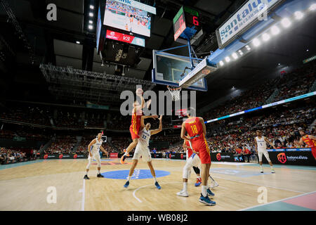 Willy Hernangomez Spaniens und Eloy Vargas von Dominikanische Republik sind in Aktion beim Freundschaftsspiel zwischen Spanien und in der Dominikanischen Republik bei WiZink Zentrum in Madrid gesehen. (Endstand; Spanien 102 -70 Dominikanische Republik) Stockfoto