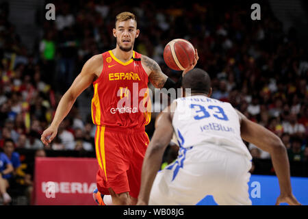 Willy Hernangomez Spaniens und Ronald Roberts Jr der Dominikanischen Republik sind in Aktion beim Freundschaftsspiel zwischen Spanien und in der Dominikanischen Republik bei WiZink Zentrum in Madrid gesehen. (Endstand; Spanien 102 -70 Dominikanische Republik) Stockfoto