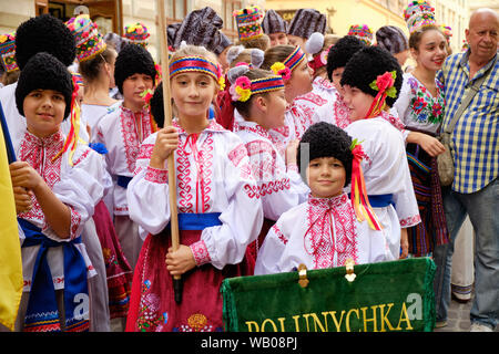 Die ukrainische Folklore Gruppe von Kindern in lokalen Kostüm Fahnenträger beim Anfang der Parade der Etnovyr Festival in der Straße von Lemberg. Ukraine - August 2019, Stockfoto