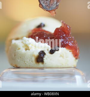 London, UK - August 2019 - Scones Kurs - Klassiker Sultana Scones, Devon Clotted Cream & Erdbeere Bewahren - Nachmittagstee in der Lounge Wellington Stockfoto