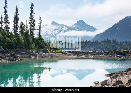 Wanderung zum türkisblauen Wasser der malerischen Garibaldi Lake in der Nähe von Whistler, BC, Kanada. Sehr beliebte Wanderung Ziel in British Columbia. Stockfoto