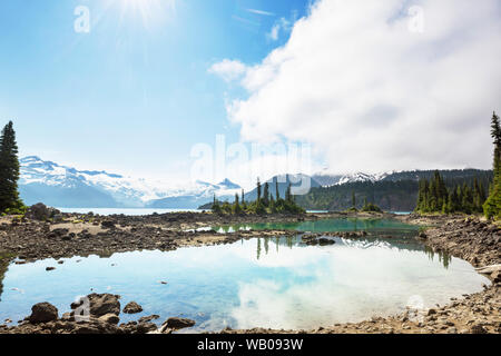 Wanderung zum türkisblauen Wasser der malerischen Garibaldi Lake in der Nähe von Whistler, BC, Kanada. Sehr beliebte Wanderung Ziel in British Columbia. Stockfoto