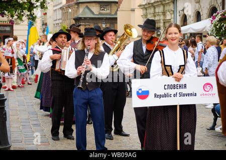 Slowenischer Folklore Gruppe in traditionellen Kostümen Musikern während der Parade der Etnovyr Festival in der Straße von Lemberg. Lemberg, Ukraine Stockfoto