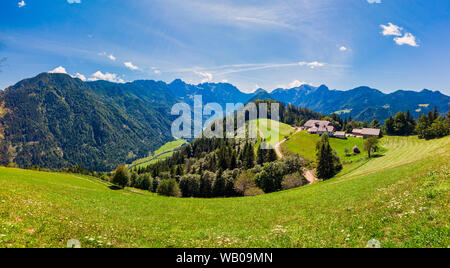 Berge, Alpen in Slowenien mit Bauernhof und blühende Wiesen, solcava Panoramastraße Stockfoto