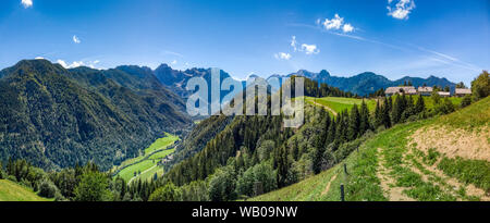 Sonnigen Sommer Landschaft mit solcava Panoramastraße Logarska Dolina, Slowenien. Ein beliebtes touristisches Reiseziel und Stockfoto