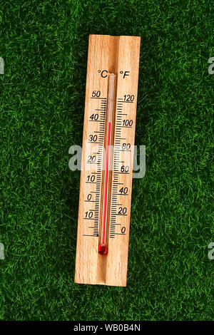 Thermometer Anzeigen hohe Temperaturen von 40 Grad in der Sonne Sommer Tag. Temperatur 40. Sommer Temperatur. Thermometer auf dem Gras Stockfoto