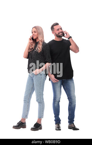 Im vollen Wachstum. junges Paar sprechen auf ihren Smartphones Stockfoto