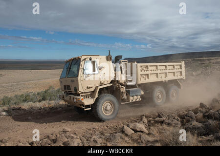 Idaho National Guard Flieger und Soldaten der 124 Fighter Wing und die 116 Kavallerie Brigade Combat Team in innovativen Readiness Training teilnehmen, helfen Reparatur und neue Straßen für die Shoshone-Paiute Stamm aufzubauen, Duck Valley Indian Reservation, Idaho, Aug 22., 2019. Das IRT bietet gemeinsame Aus- und Weiterbildung möglichkeiten der Bereitstellungsbereitschaft zu erhöhen und gleichzeitig die lokale Gemeinschaft profitieren. (U.S. Air National Guard Foto von Ryan Weiß) Stockfoto